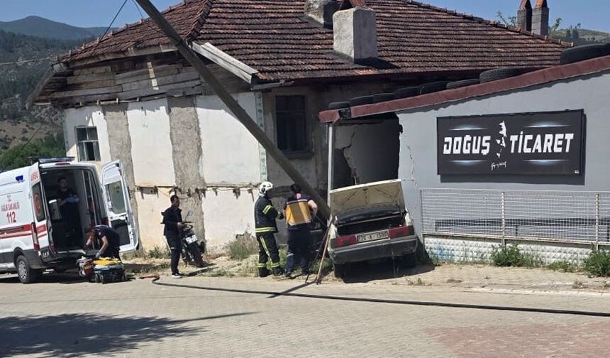 Yaşlı çift feci kazada yaşamını yitirdi
