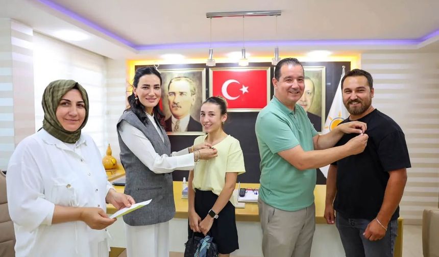 AK Partili Sarıbaş’tan Efeler’de yoğun mesai: Hem vatandaşı dinledi hem rozet taktı