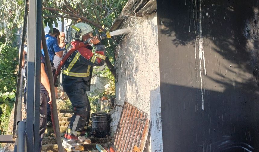 Aydın’da evin hurdalık bölümünde yangın çıktı