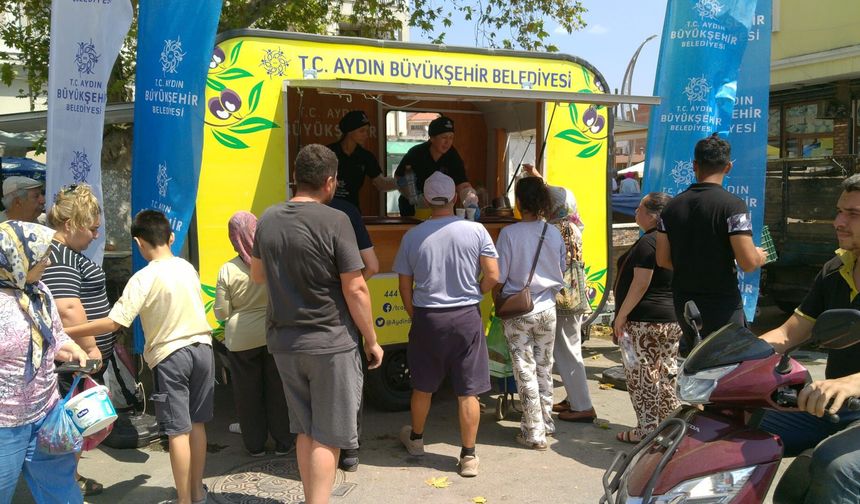 Başkan Çerçioğlu’ndan pazarcı esnafları ve vatandaşlara limonata ikramı