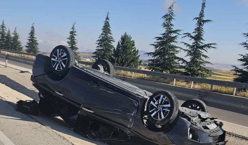 İçinde 5 çocuk, 3 yetişkin bulunan otomobil refüje devrildi