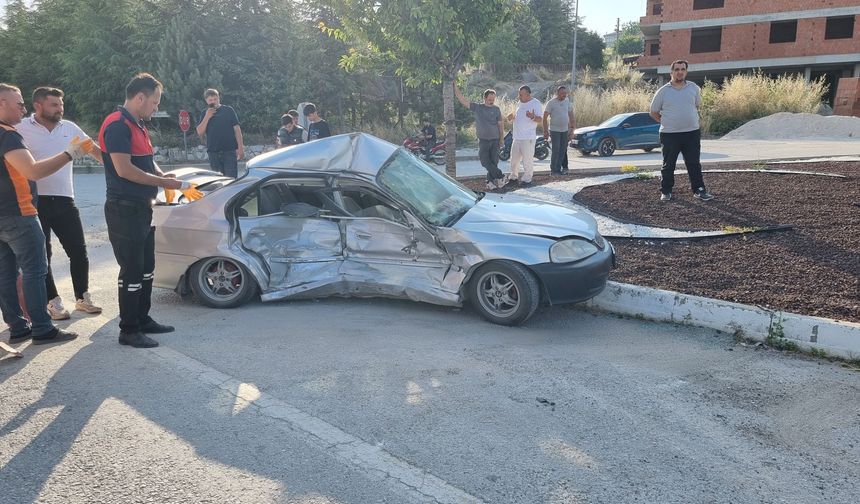 İki otomobil kavşakta çarpıştı
