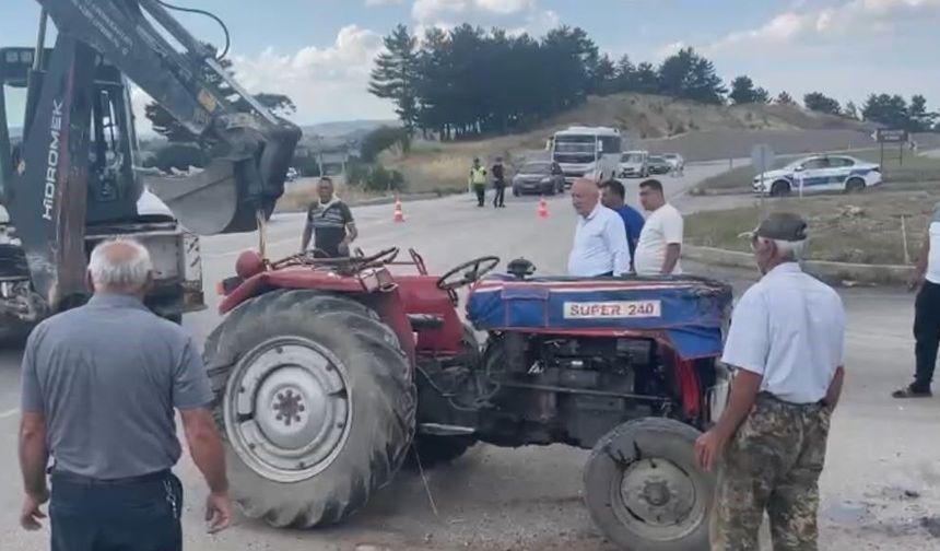 Otomobil ile traktör çarpıştı