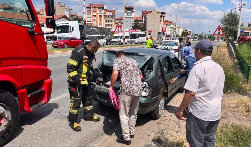 Otomobile kamyon çarptı, 2 çocuk yaralı