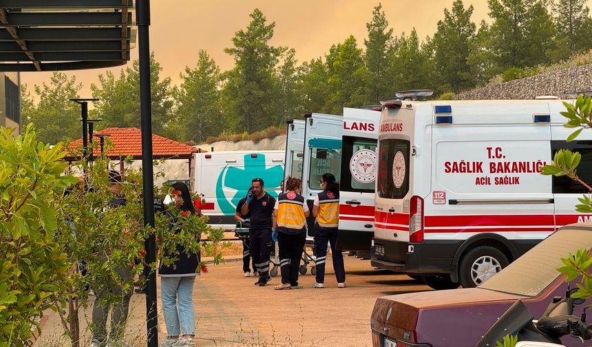 Son dakika.. Alevler büyüdü, devlet hastanesi boşaltılıyor