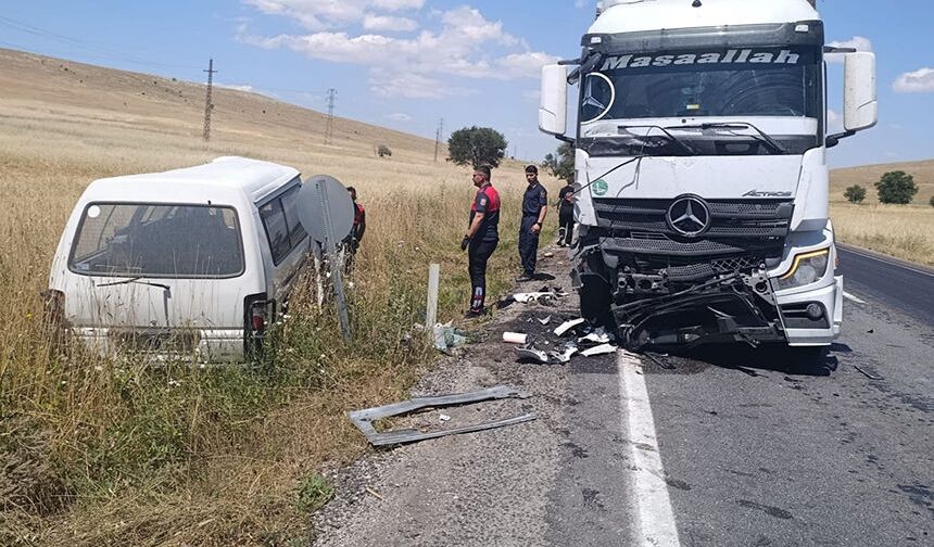 Tırla minibüs çarpıştı, minibüsün 79 yaşındaki şoförü hayatını kaybetti