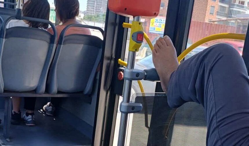 Toplu taşımada tepki çeken görüntü: Otobüsü evinin salonu sandı