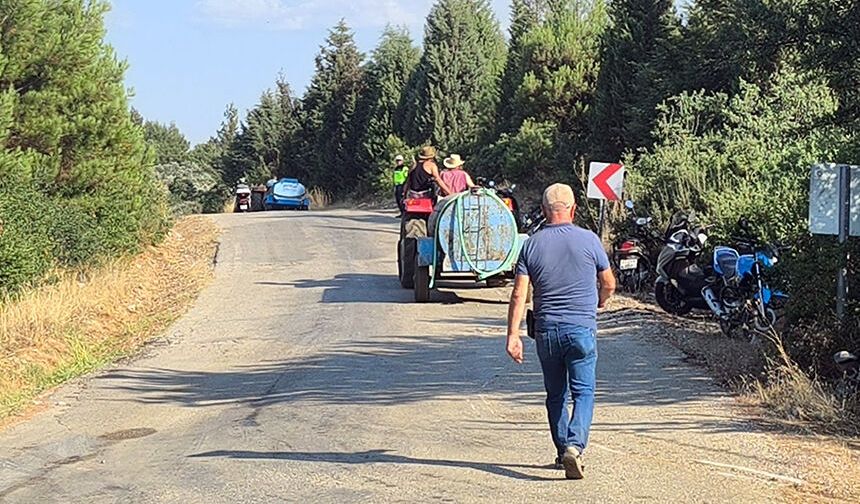 Traktörünü ve su tankerini alan yangına koştu