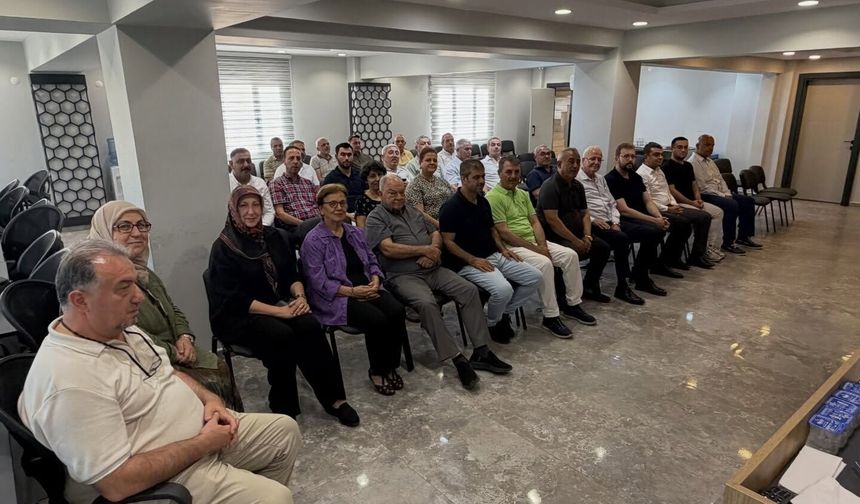 Türk siyasetinin duayen isimleri Aydın’da.. Üç eski bakan aynı toplantıda bir araya geldi