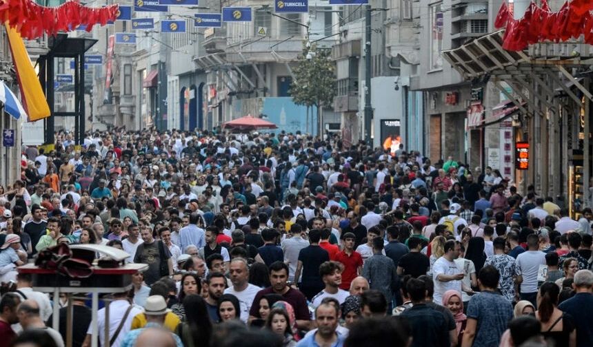 Türkiye'de yaşlanıyor.. Genç nüfus oranı geriledi