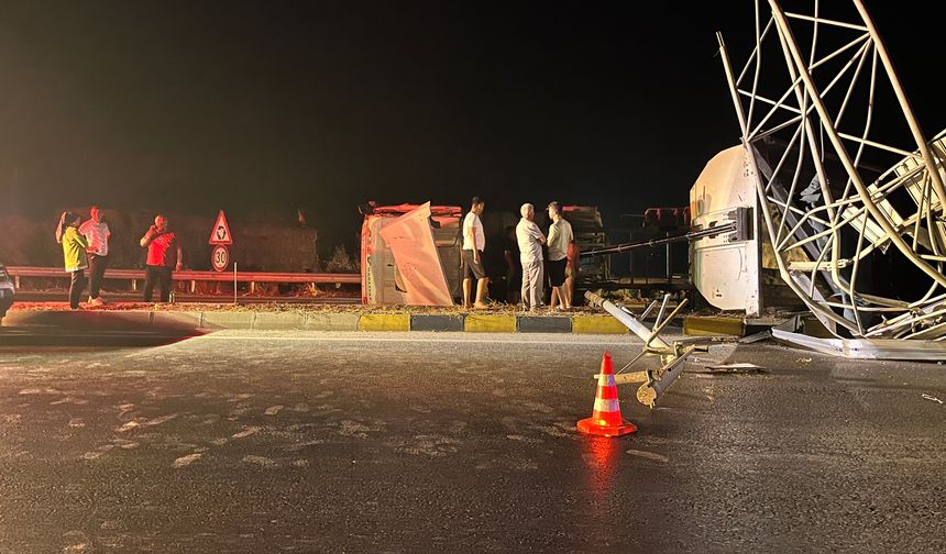 Dorsesi açık unutulan tır levhalara çarparak devrildi