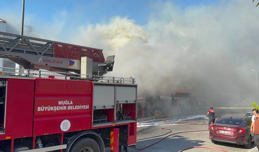 Ayakkabı mağazası yandı, büyük hasar var