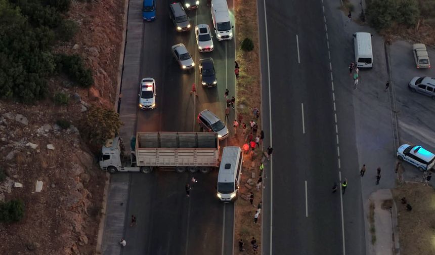 Aydın karayolunda tır karşı şeride geçti, trafik aksadı