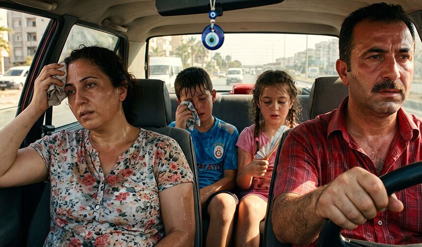 Güneş altında fırına dönen arabayı 3 dakikada serinletiyor! Bu yöntemi çoğu sürücü bilmiyor