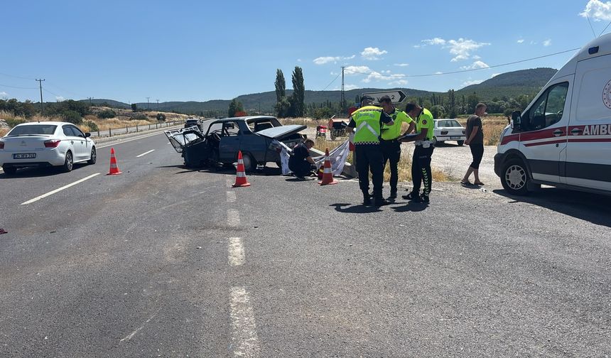 İki otomobil çarpıştı, 1 kişi can verdi, 4 yaralı