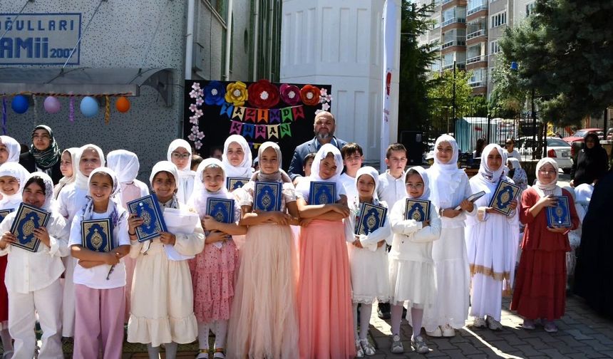 "Ömrümde Kur'an Var" programına öğrencilerden yoğun katılım