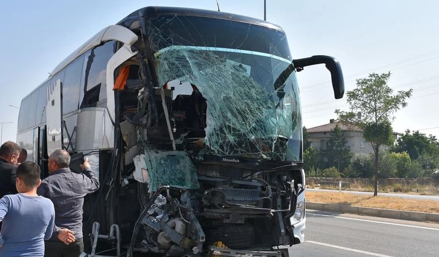 Otobüsün çarptığı kamyonet bariyerlere savruldu.. Hayatını kaybeden ve yaralananlar var