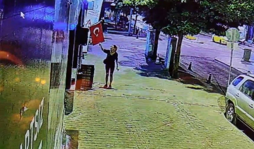 Türk bayrağını yakmaya çalışan şüpheli kadın yakalandı
