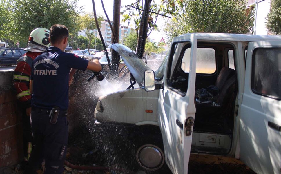 Aydın Efeler’de park halindeki kamyonet yandı, kullanılamaz hale geldi