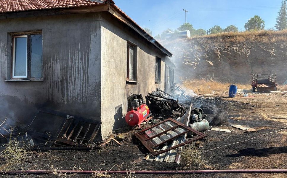 Ev yangını paniğe neden oldu