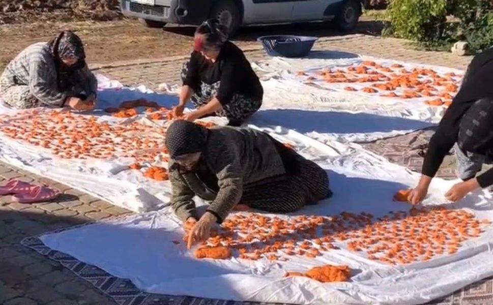 Kadınlar imece usulü ile tarhana döktü