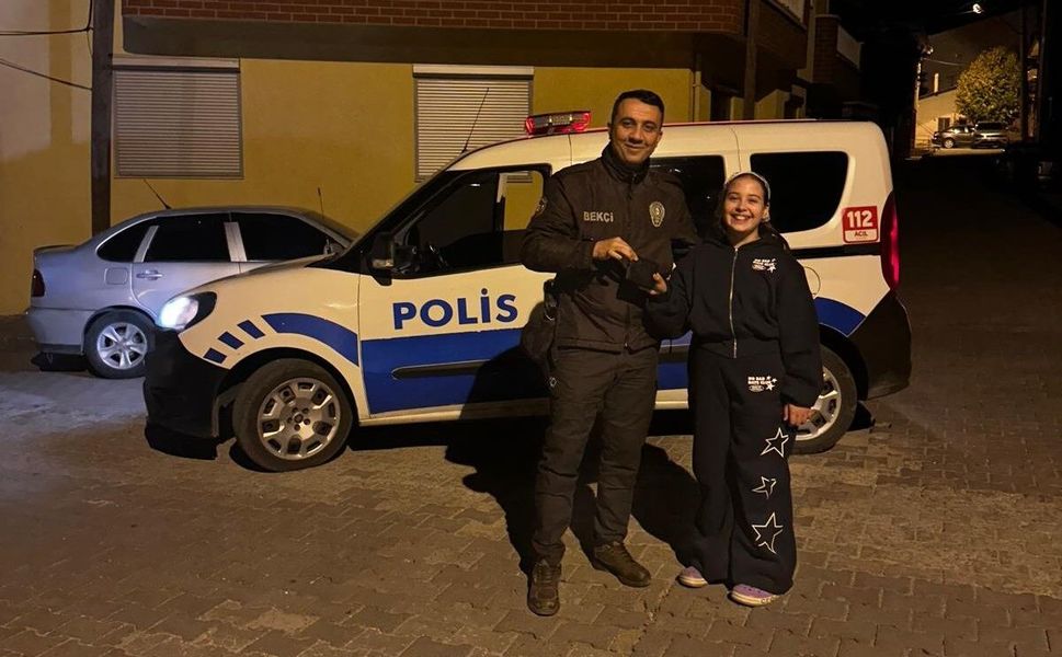 11 yaşındaki küçük kız bulduğu para dolu cüzdanı polise teslim etti