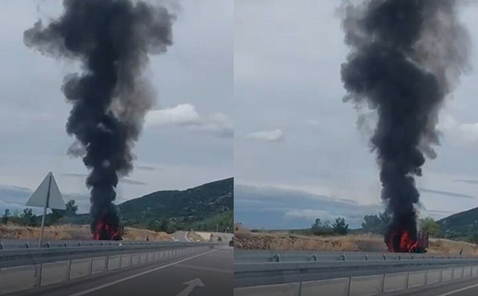 Seyir halindeki kamyonet alev aldı