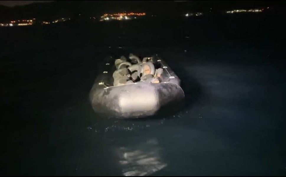 İzmir açıklarında 111 düzensiz göçmen yakalandı