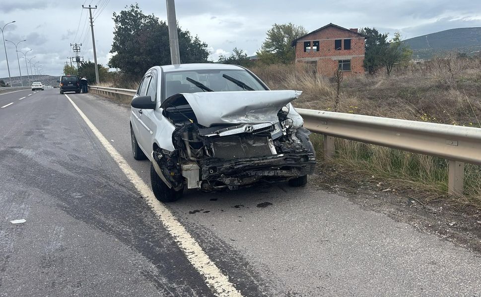 Otomobil bariyerlere çarptı: 1 yaralı