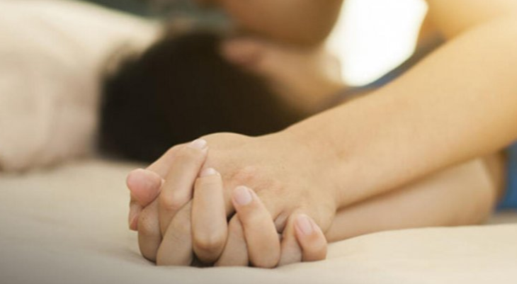 Prof. Dr. Deniz Ulaş, karantina günlerinin çiftler üzerine etkisi ile ilgili şunları ifade etti:

"''Karantina günlerinde çiftler evde kaldı, 7/24 partnerleriyle beraber vakit geçirmek zorunda kaldılar. İlişkiyi besleyen sosyal hayat, aktiviteler, kendine ait özgürlük alanın olması gibi faktörler karantinada ortadan kalktı.Çocukların okula gidememesi, eğitimlerinin yarım kalması gibi faktörler ebeveynlerin kaygı düzeylerini daha da artırdı.