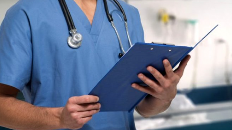 Erkek hemşire, ölmüş hastanın yanında cinsel organını çıkarıp