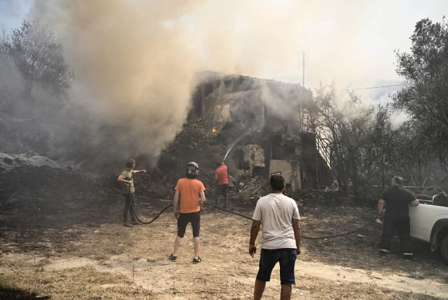 <p>Yunanistan'daki orman yangınları, tehlikeli bir boyuta ulaşmaya devam ediyor. Aspropirgos bölgesindeki yangın, Silahlı Kuvvetlere ait Elefsina'daki havaalanına doğru hızla ilerliyor. Ülkenin farklı bölgelerinde yayılan dumanlar 110 bin kilometrekare alanı kaplarken, yangınla mücadeleye destek amacıyla 6 ülke harekete geçti. Ancak Meriç Bölgesi'nde devam eden yangında ormanlık alanda bulunan 18 ceset bulunurken, Türklerin yoğun yaşadığı köylere de yangın ulaştı. Türkiye, Yunanistan'a Dedeağaç ve Rodop şehirlerinde sürmekte olan yangınlarla mücadele için yardım teklifinde bulundu.</p>