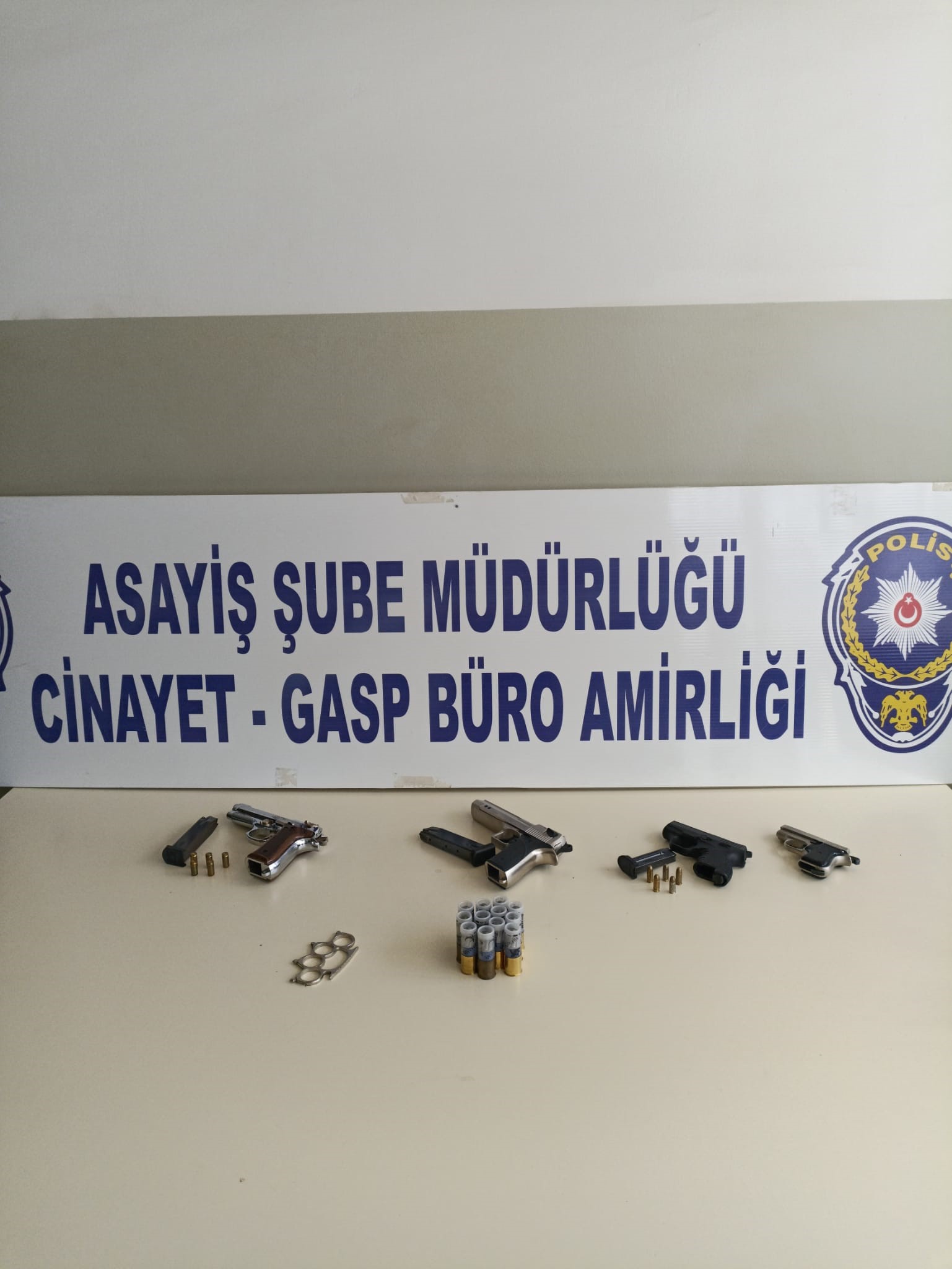 Aydın'da 4 Kişi Yakalandı, 9 Ruhsatsız Tabanca Ele Geçirildi1