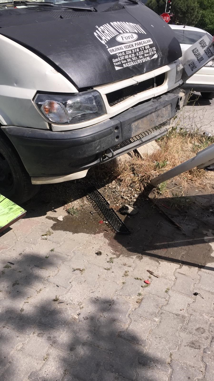 Aydın'da Minibüs Durağa Daldı 2