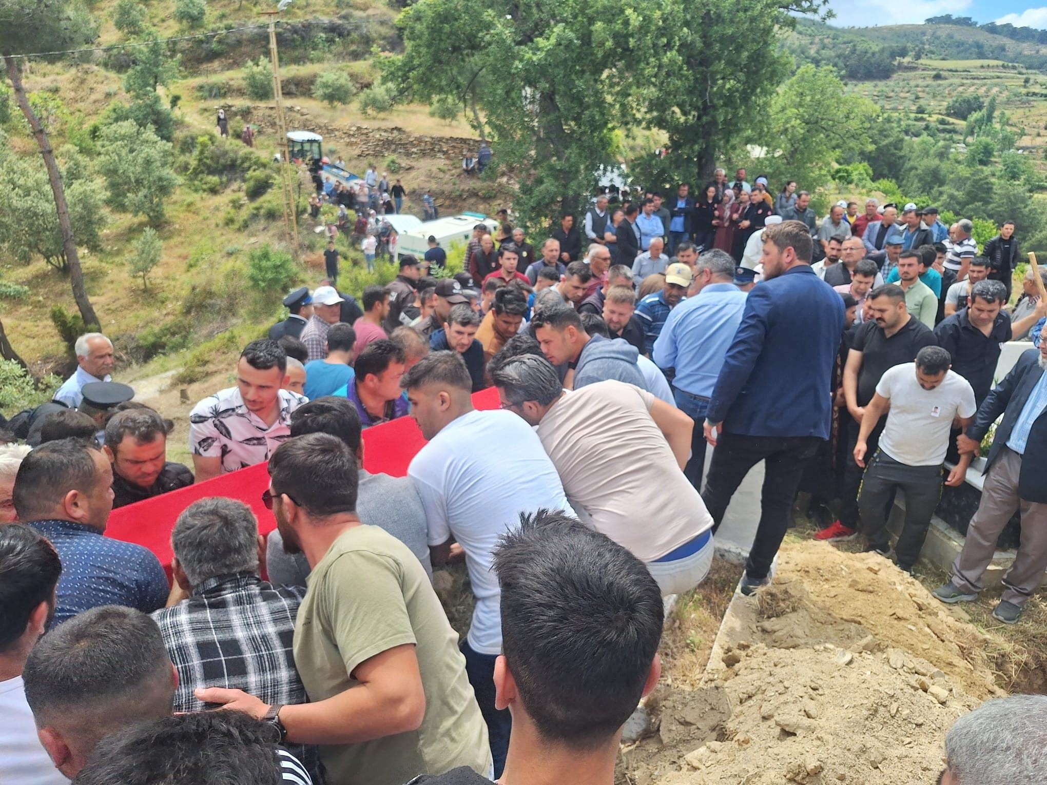 Aydın'da Traktörün Altında Kalan Bekçi Toprağa Verildi 4