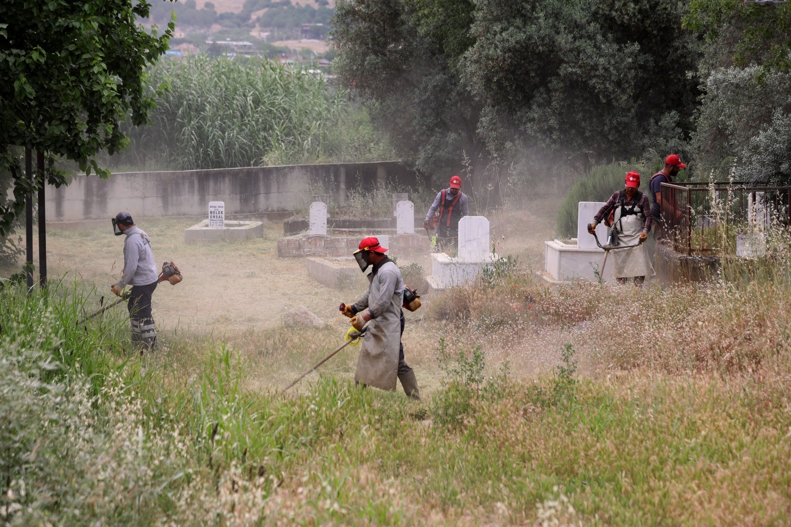 Efeler Belediyesi Mezarlıklardaki Çalışmalarını Sürdürüyor 3