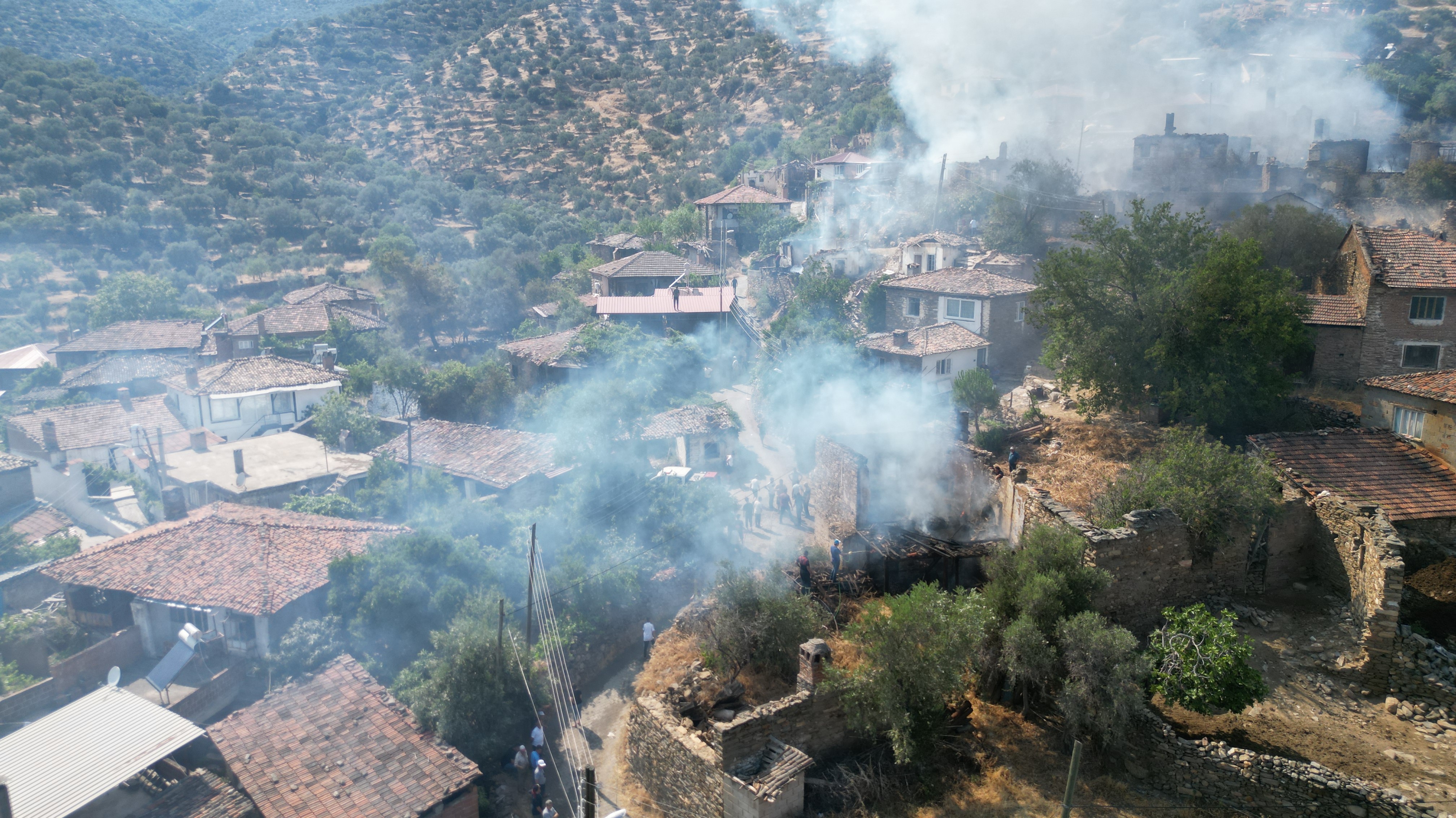 Aydın'da 13 Ev Yanarak Kül Oldu 1