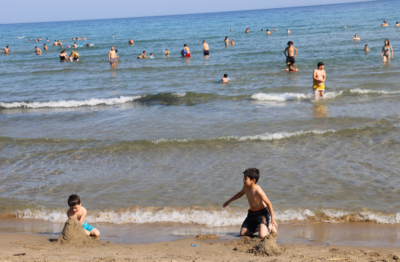 Aydın'da Hava Sıcaklıkları Arttı, Vatandaş Kendini Denize Attı 1-1