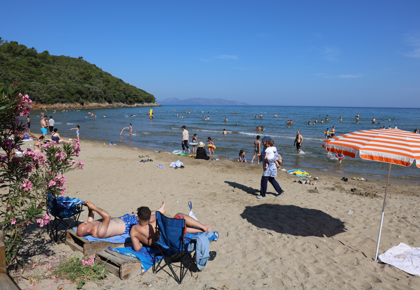 Aydın'da Hava Sıcaklıkları Arttı, Vatandaş Kendini Denize Attı 2