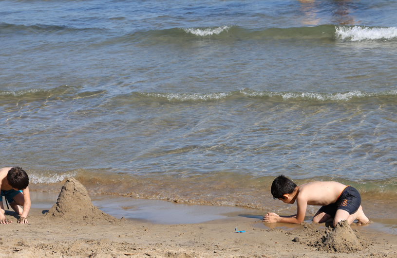 Aydın'da Hava Sıcaklıkları Arttı, Vatandaş Kendini Denize Attı 4