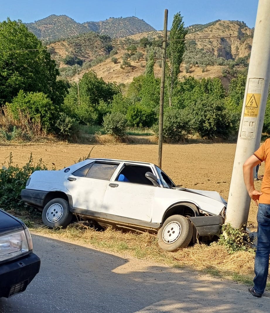 Aydın'da Kaza! Direğe Çarptı, Tarlaya Fırladı 1