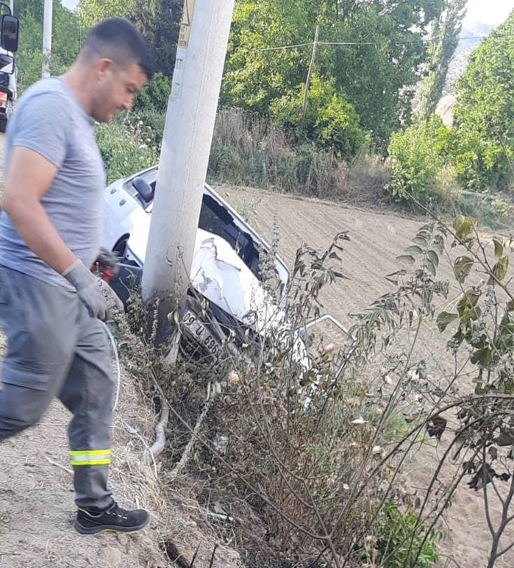 Aydın'da Kaza! Direğe Çarptı, Tarlaya Fırladı 3