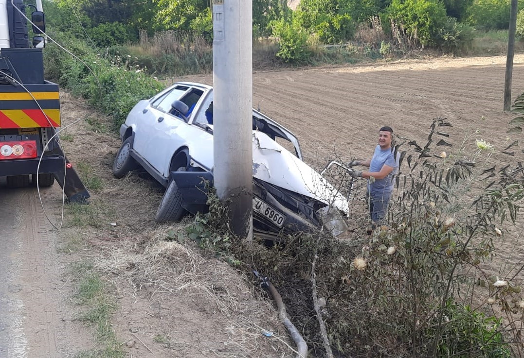 Aydın'da Kaza! Direğe Çarptı, Tarlaya Fırladı 4