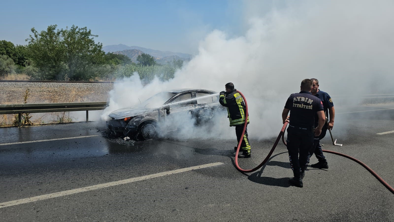 Aydın'da Seyir Halindeki Otomobil Alev Topuna Döndü 2