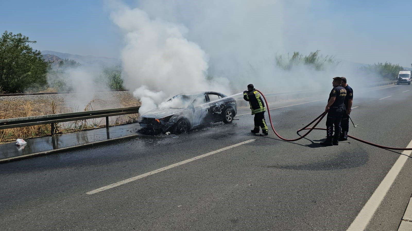 Aydın'da Seyir Halindeki Otomobil Alev Topuna Döndü 3