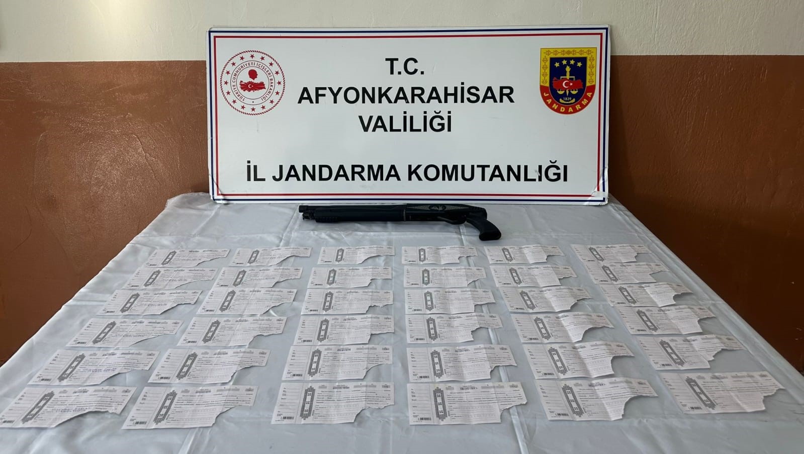 Jandarma Ekiplerinin Baskınında Karı Koca Gözaltına Alındı