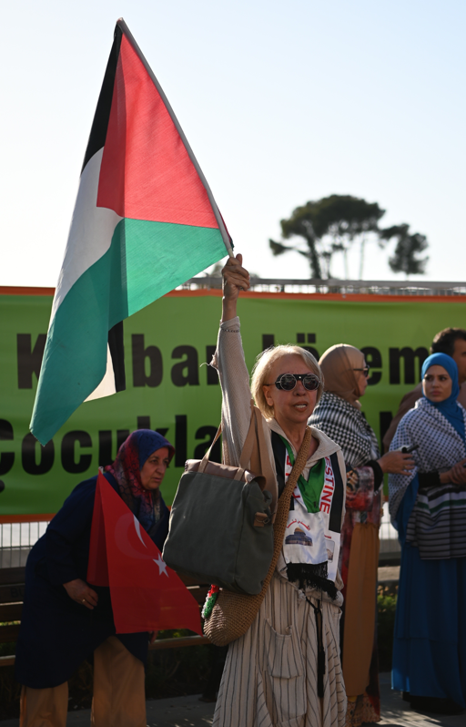 Kuşadası'nda 'Gazze'ye' Destek Yürüyüşü (2)