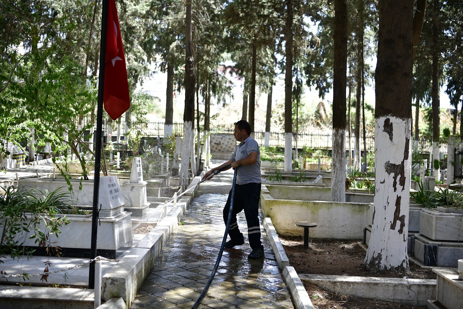 Kuşadası’nda Mezarlıklar Bayram Ziyaretine Hazır 2