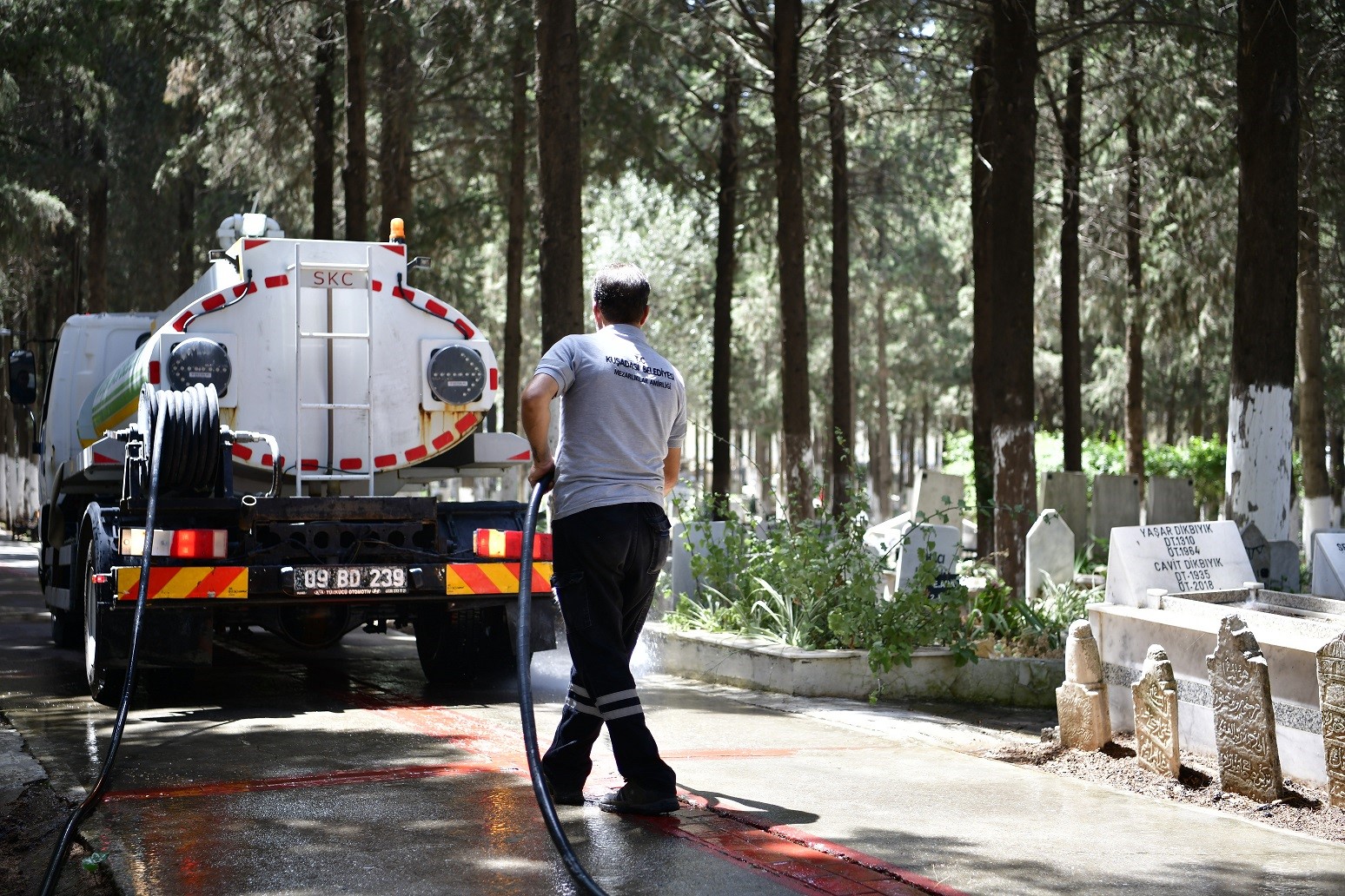 Kuşadası’nda Mezarlıklar Bayram Ziyaretine Hazır 3