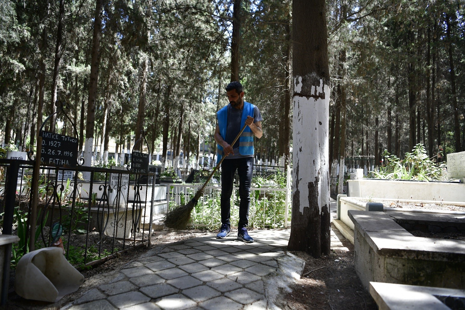 Kuşadası’nda Mezarlıklar Bayram Ziyaretine Hazır 4